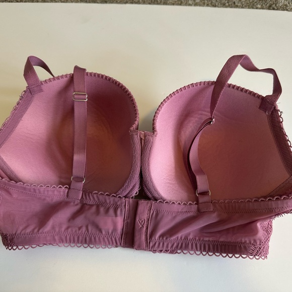 LIKE NEW. 36DD Victoria’s Secret lightly lined underwire bra. Worn once. - Picture 2 of 4